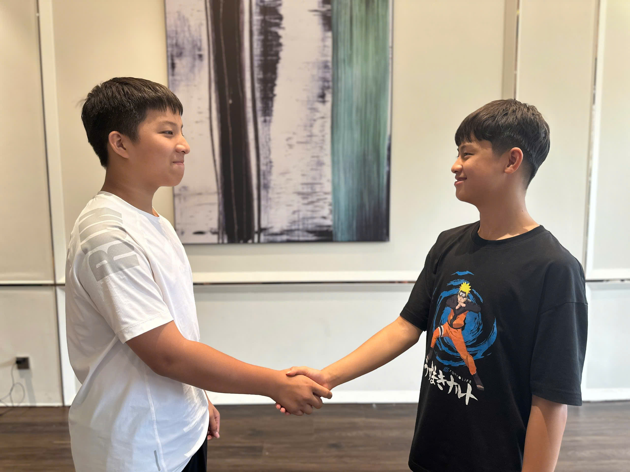 Hai trẻ chủ động bắt tay chào hỏi