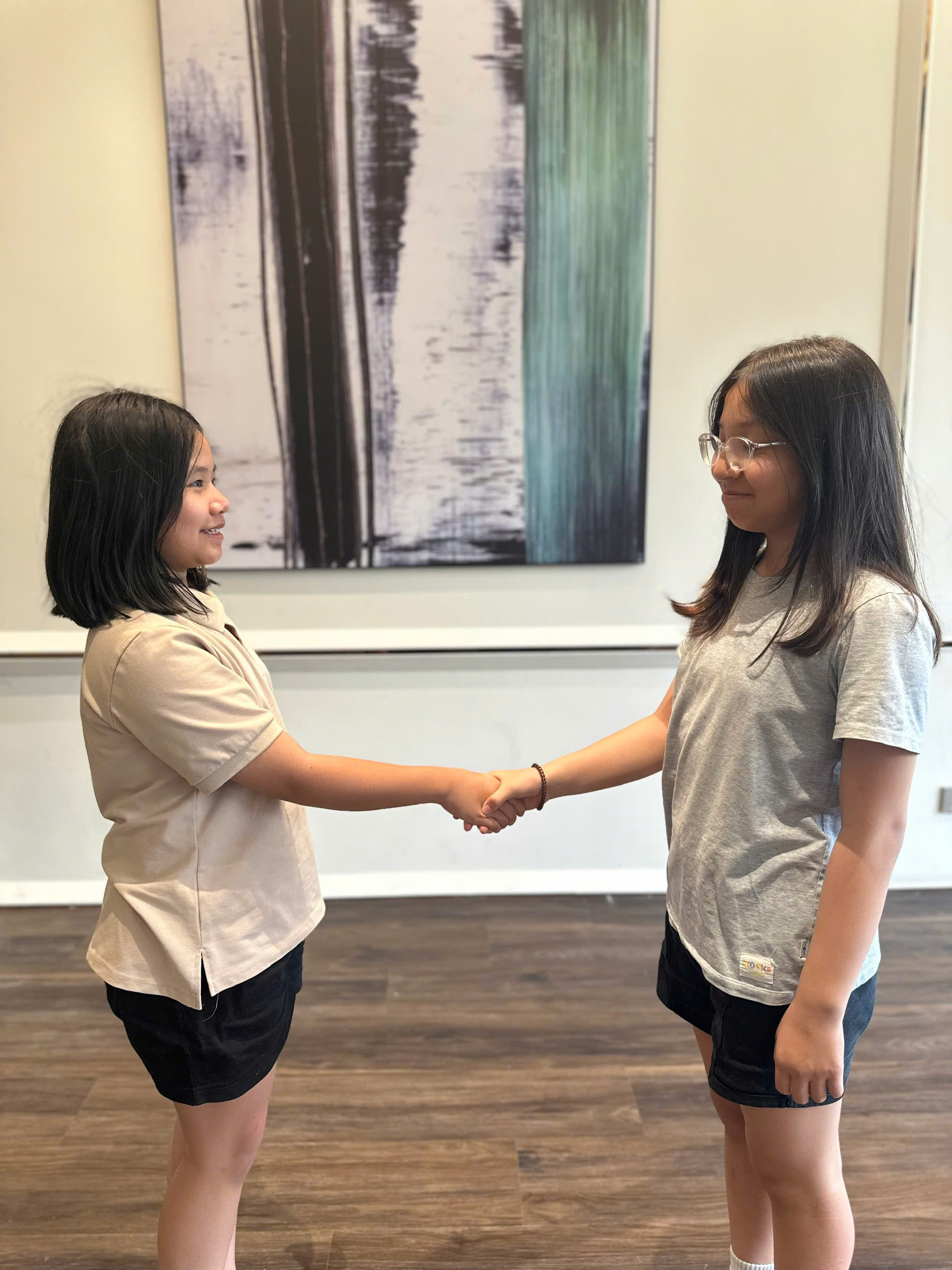 Hai trẻ thực hành bắt tay và chào hỏi