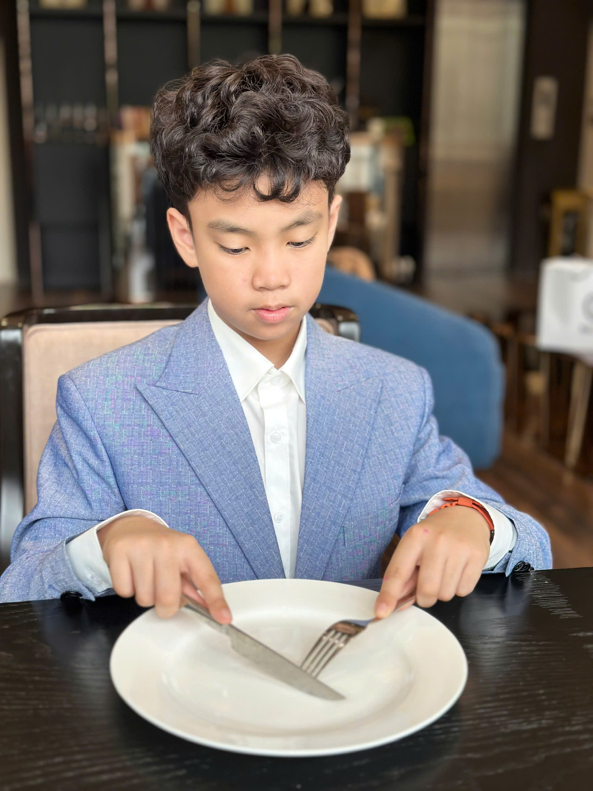 Trẻ luyện cách cầm dao và nĩa
