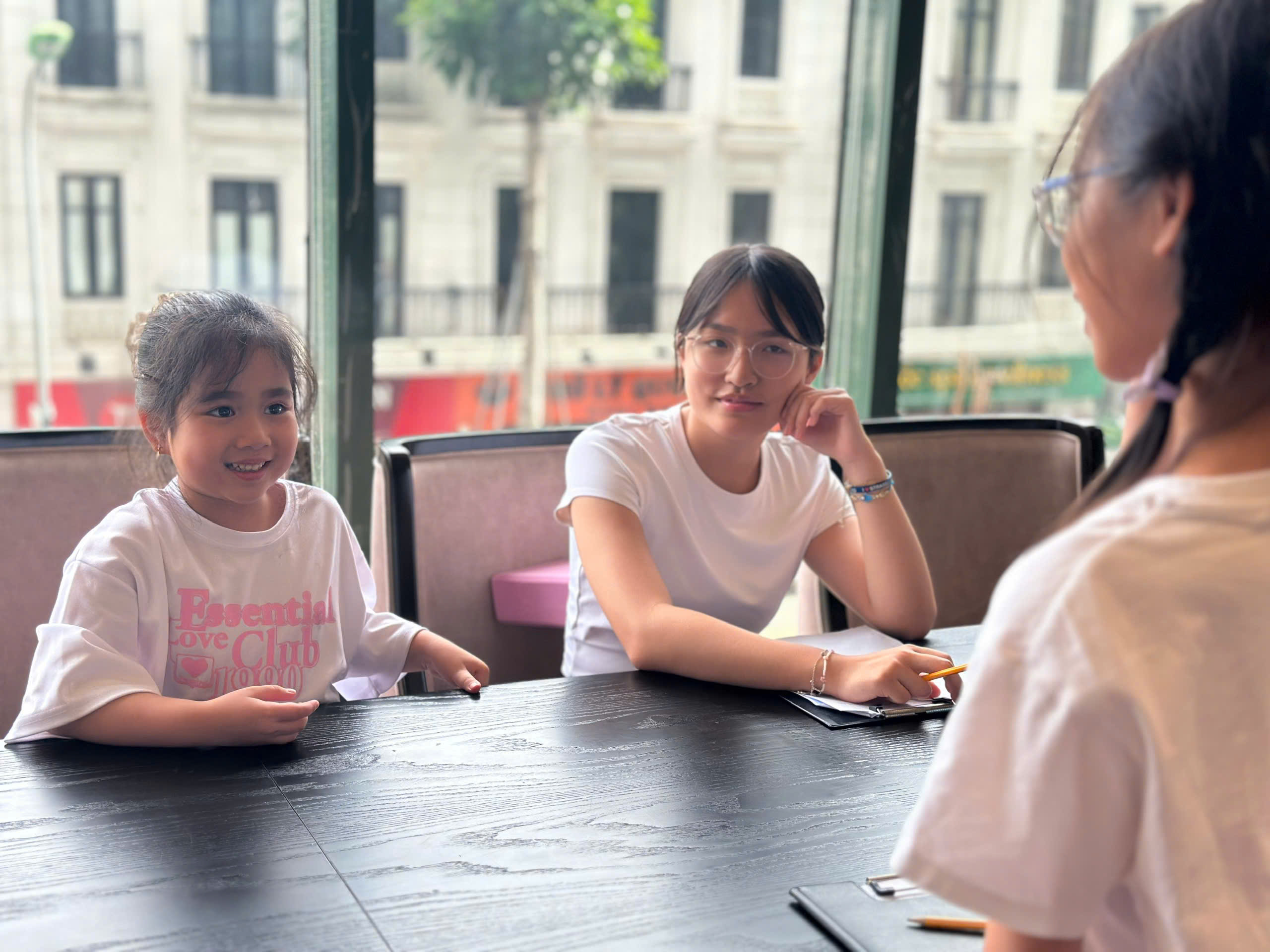 Trẻ thực hành chào hỏi