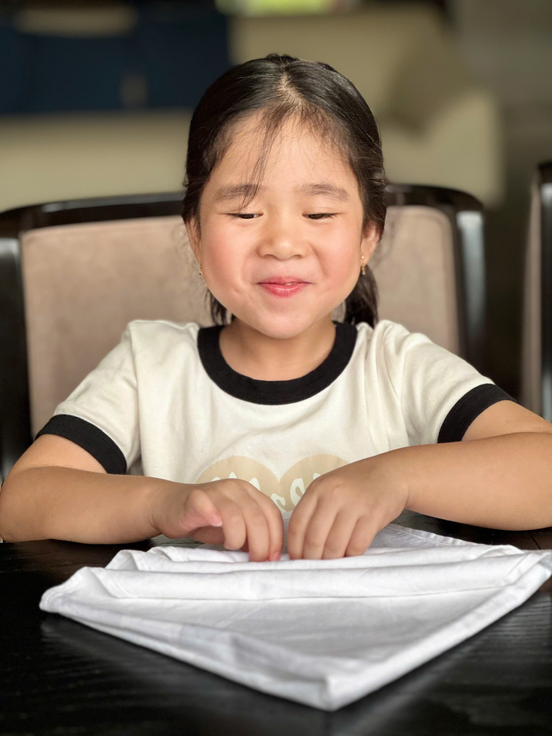 Trẻ thực hành cuộn và đặt khăn ăn