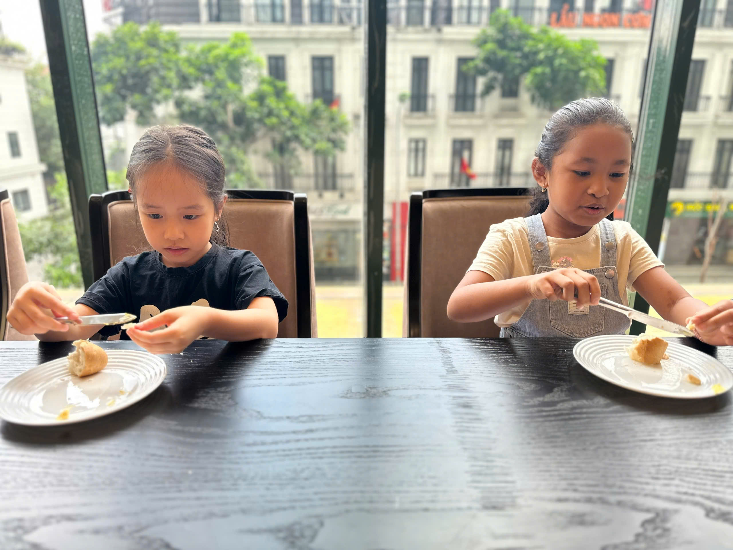 Trẻ thực hành sử dụng dao tại bàn ăn