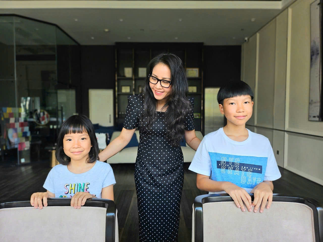 Giảng viên chỉnh tư thế cho trẻ đứng sau ghế