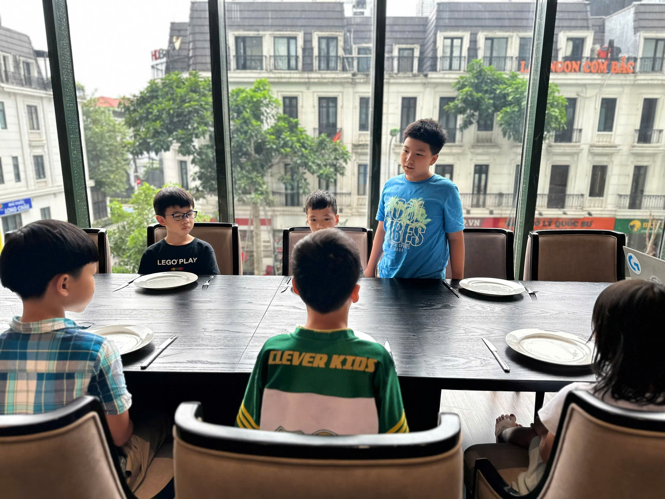 Các học viên giao tiếp trong giờ thực hành bàn ăn