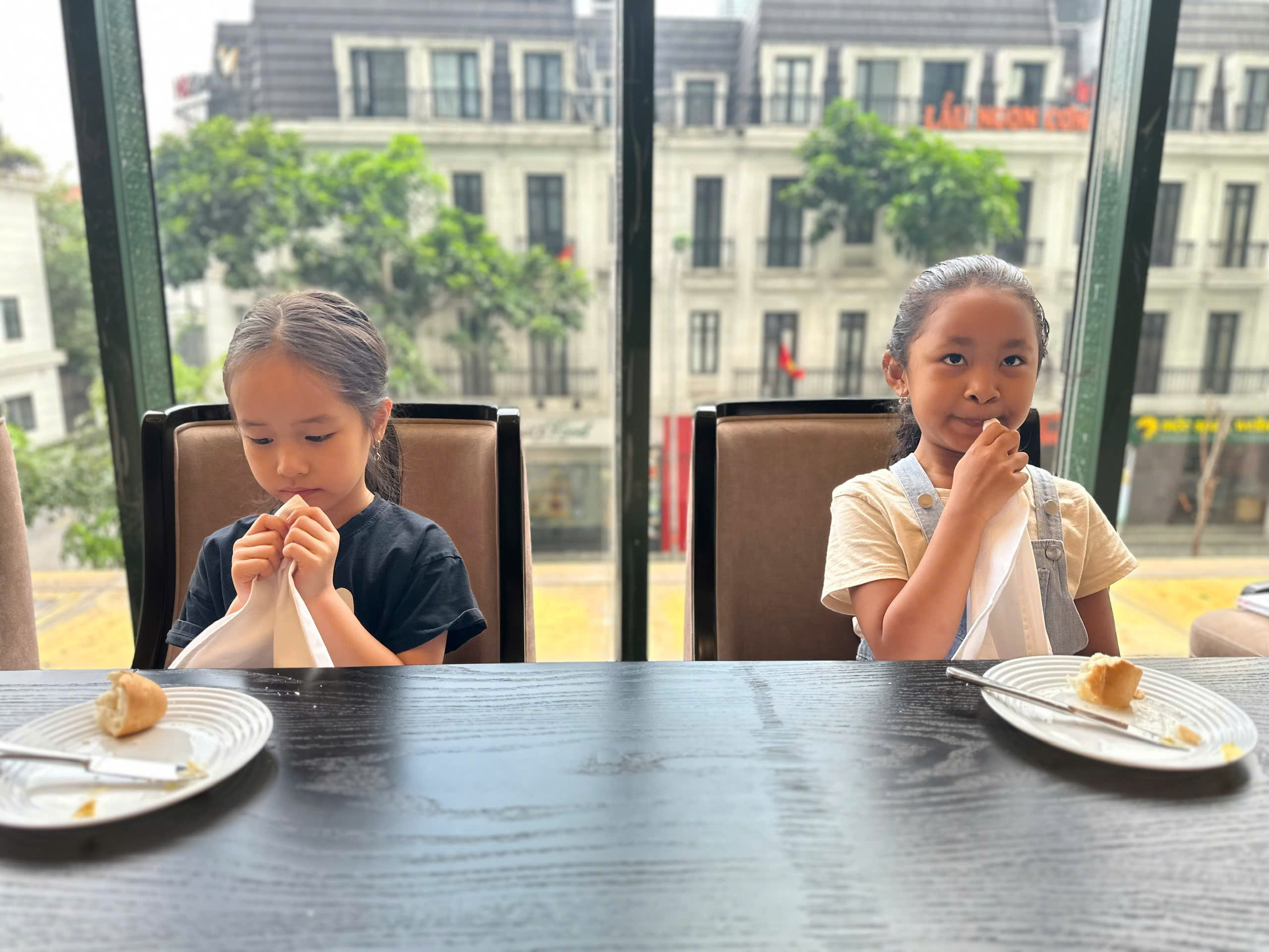 Trẻ luyện cách dùng khăn lau miệng