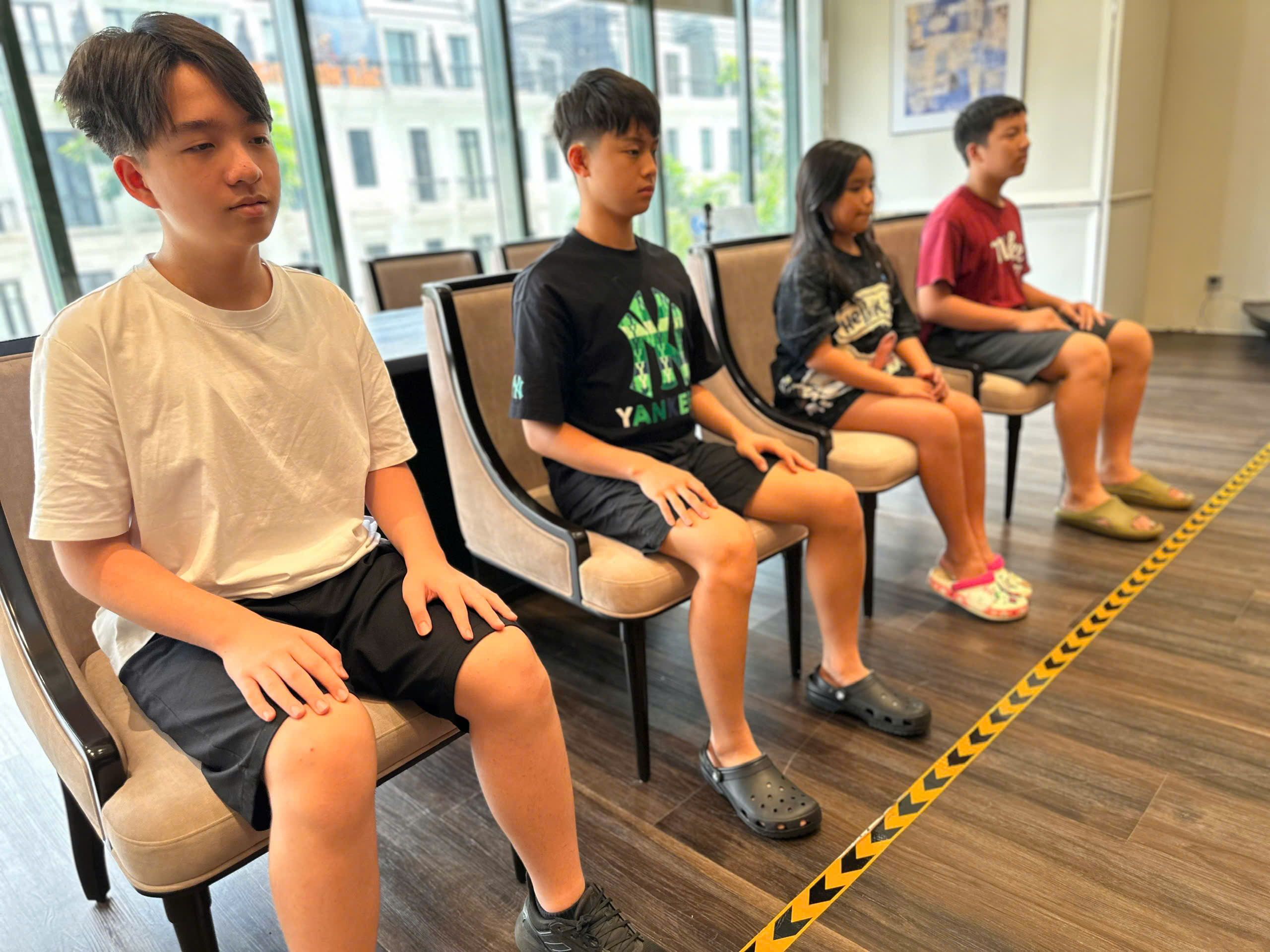 Các học viên tập trung luyện tư thế ngồi