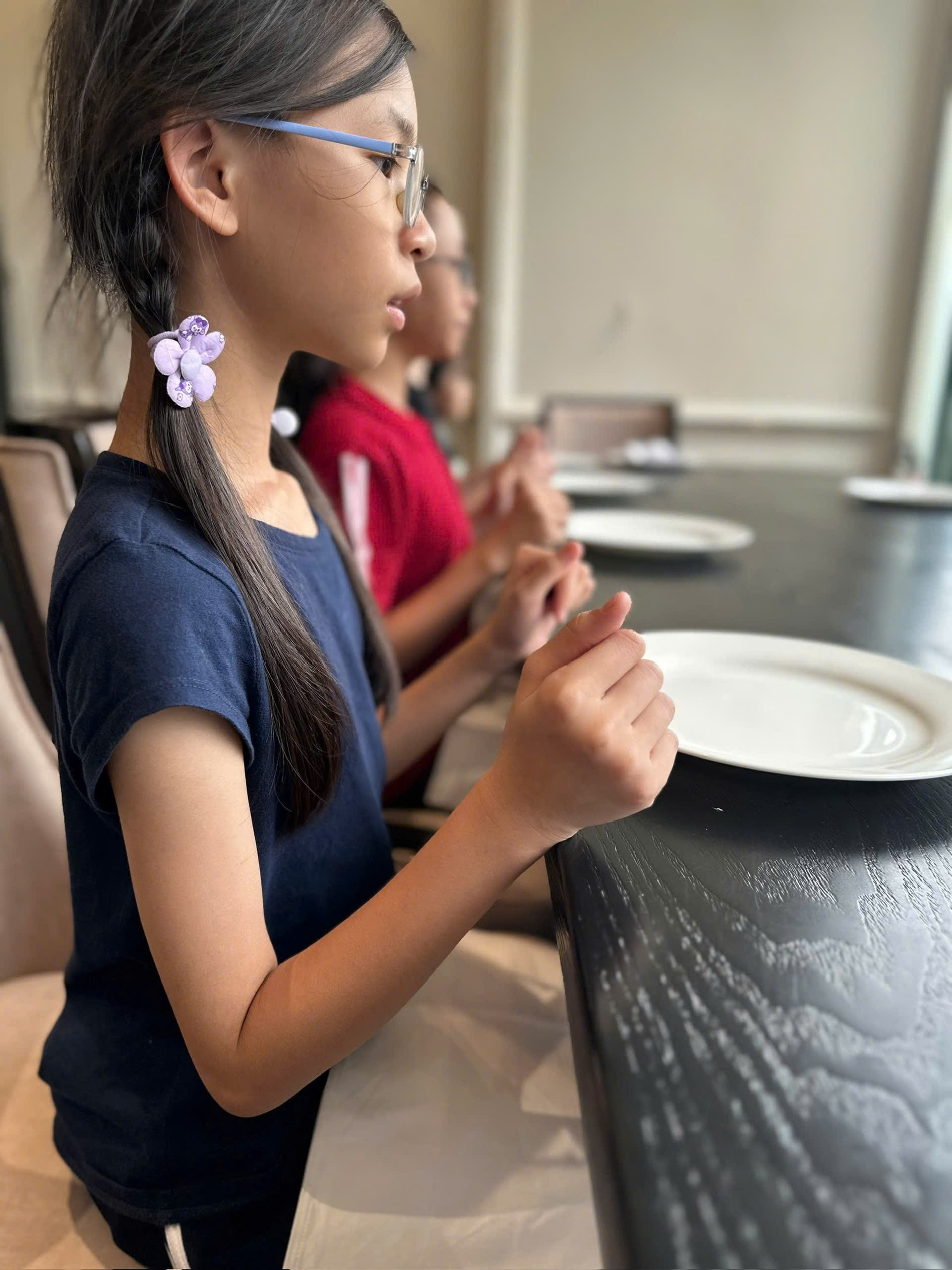 Trẻ thực hành tư thế cầm thìa tại bàn ăn