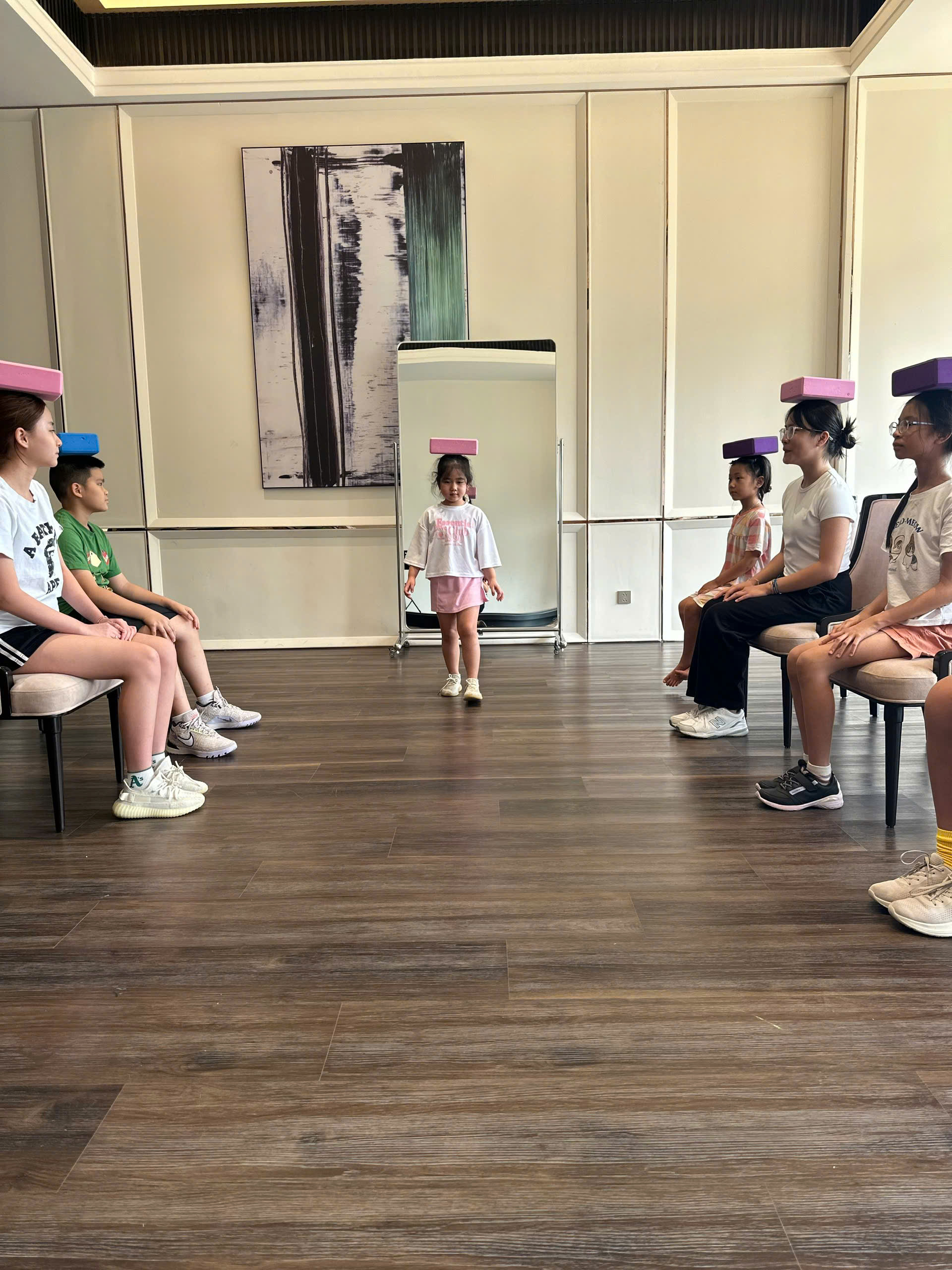 Trẻ luyện bước đi thẳng và giữ thăng bằng