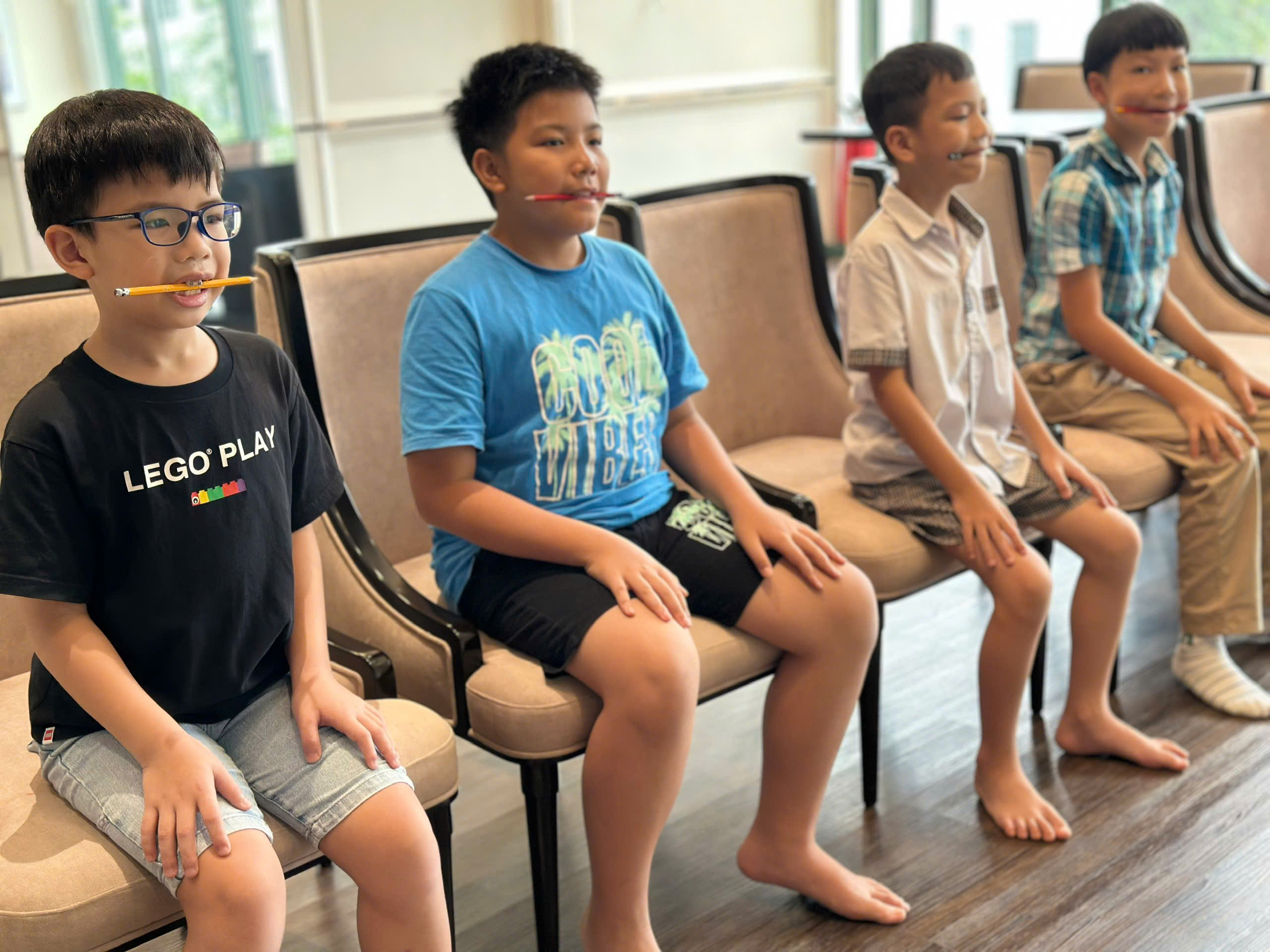 Nhóm học viên luyện biểu cảm trong lớp