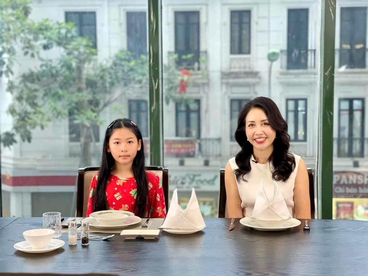 Giảng viên chỉnh tư thế ngồi cho trẻ tại bàn ăn