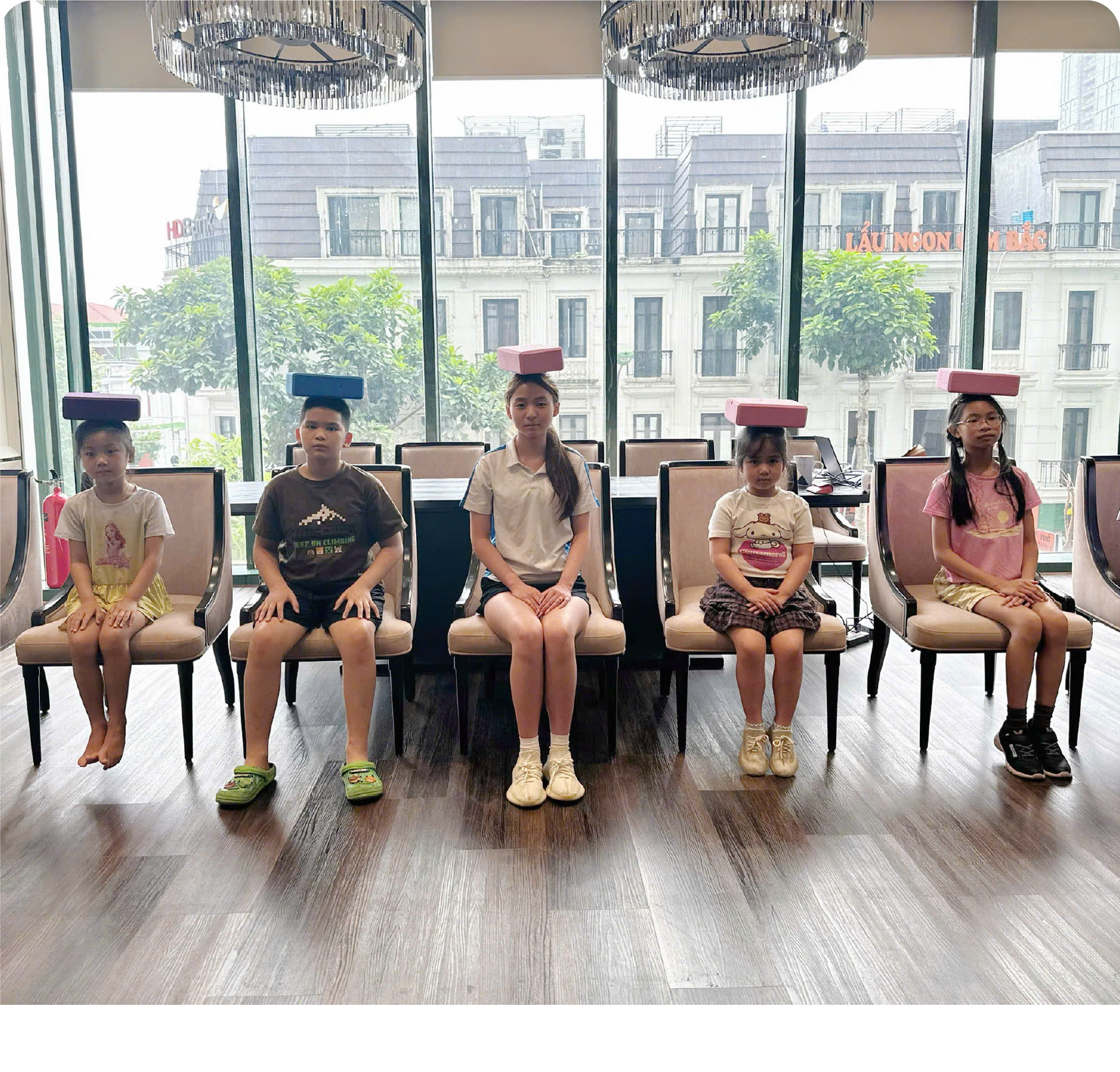 Nhóm học viên ngồi ngay ngắn trong lớp học