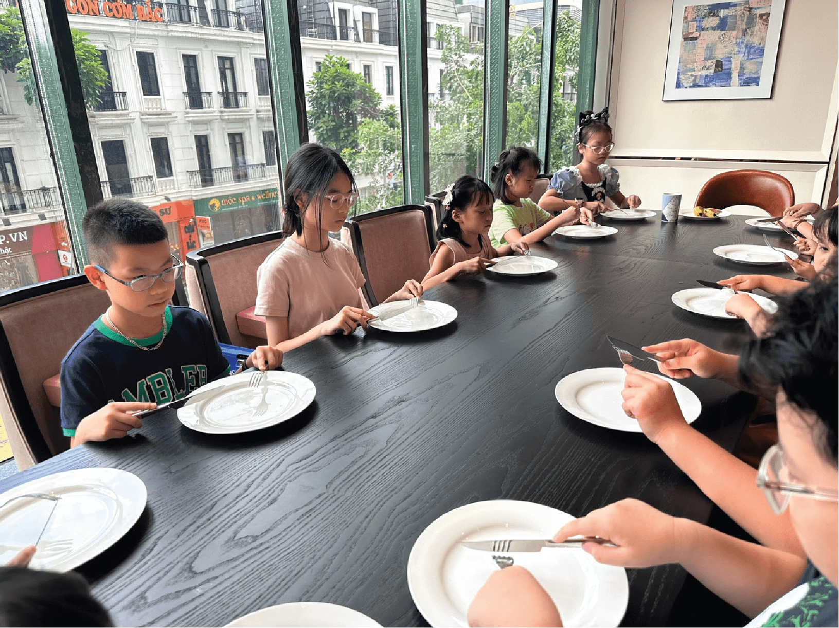 Các học viên thực hành sử dụng dao nĩa