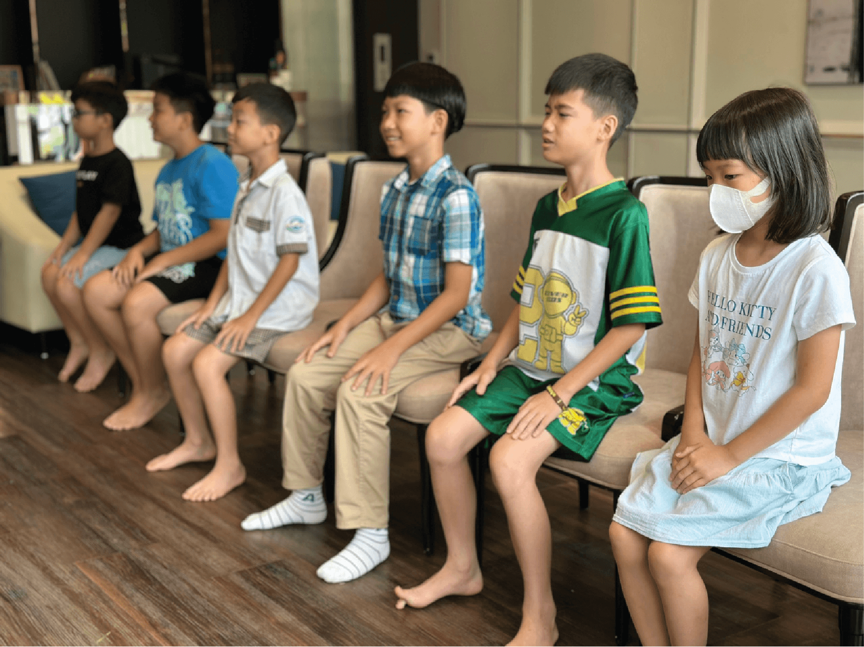 Nhóm học viên ngồi ngay ngắn trong lớp