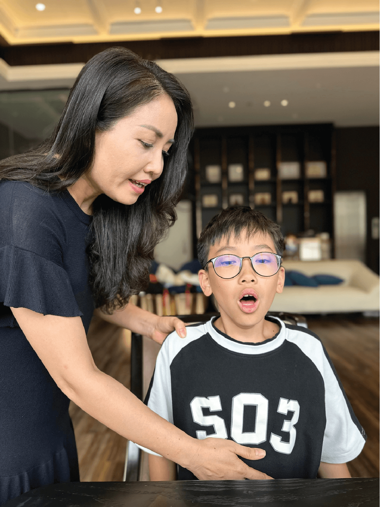 Học viên thực hành dùng khăn ăn đúng cách