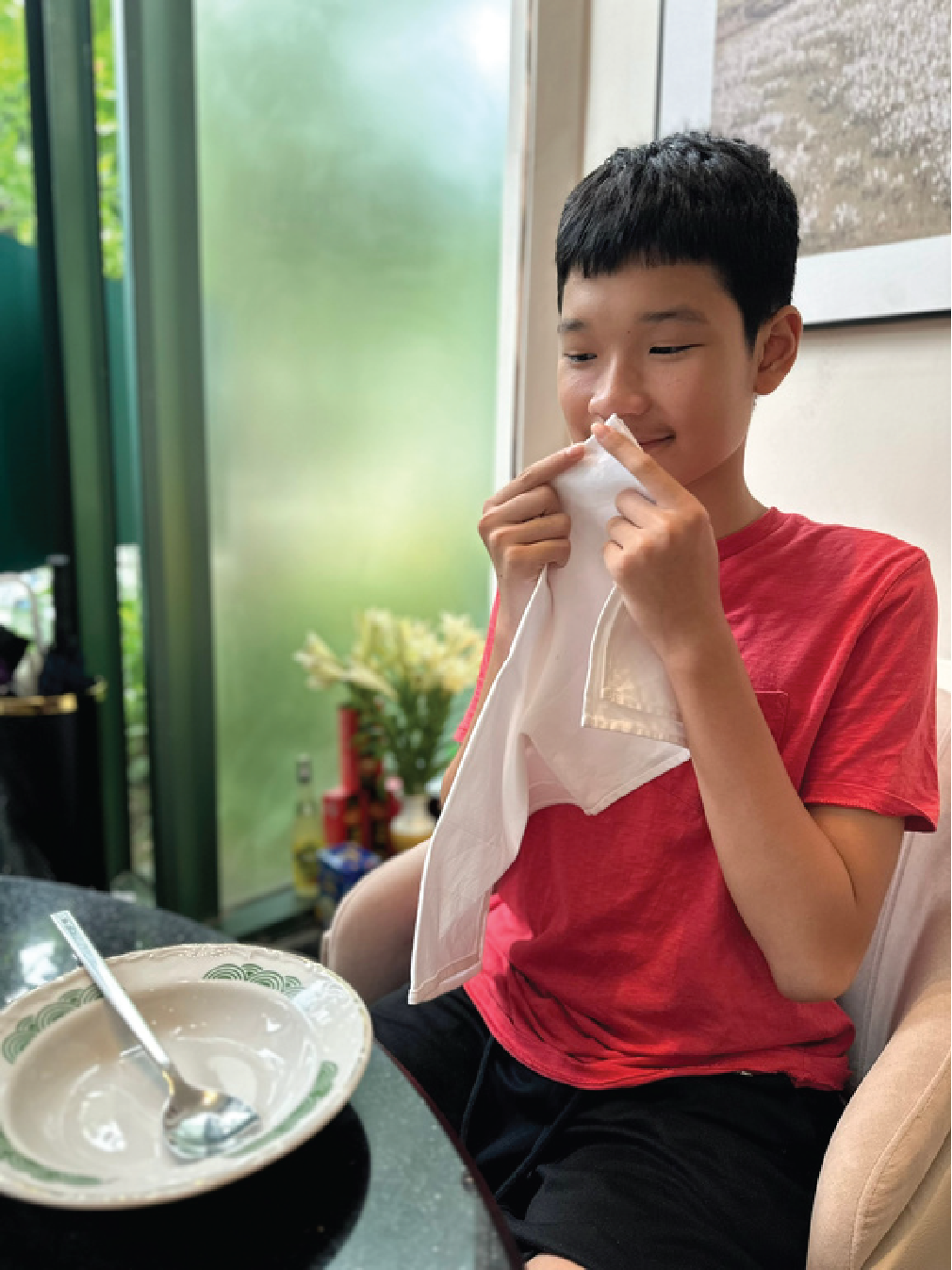Giảng viên trực tiếp hướng dẫn học viên luyện giọng nói