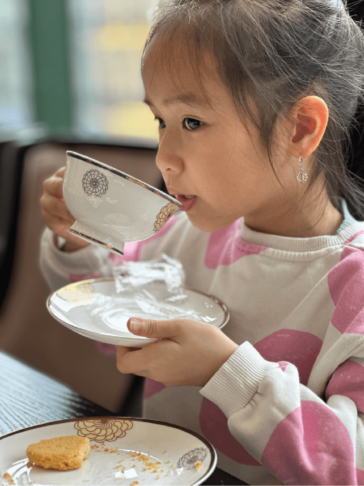 Học viên thực hành cách thưởng thức trà lịch sự