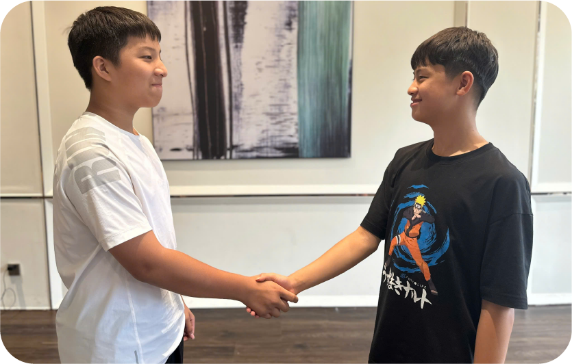 Hai học viên thực hành bắt tay chào hỏi