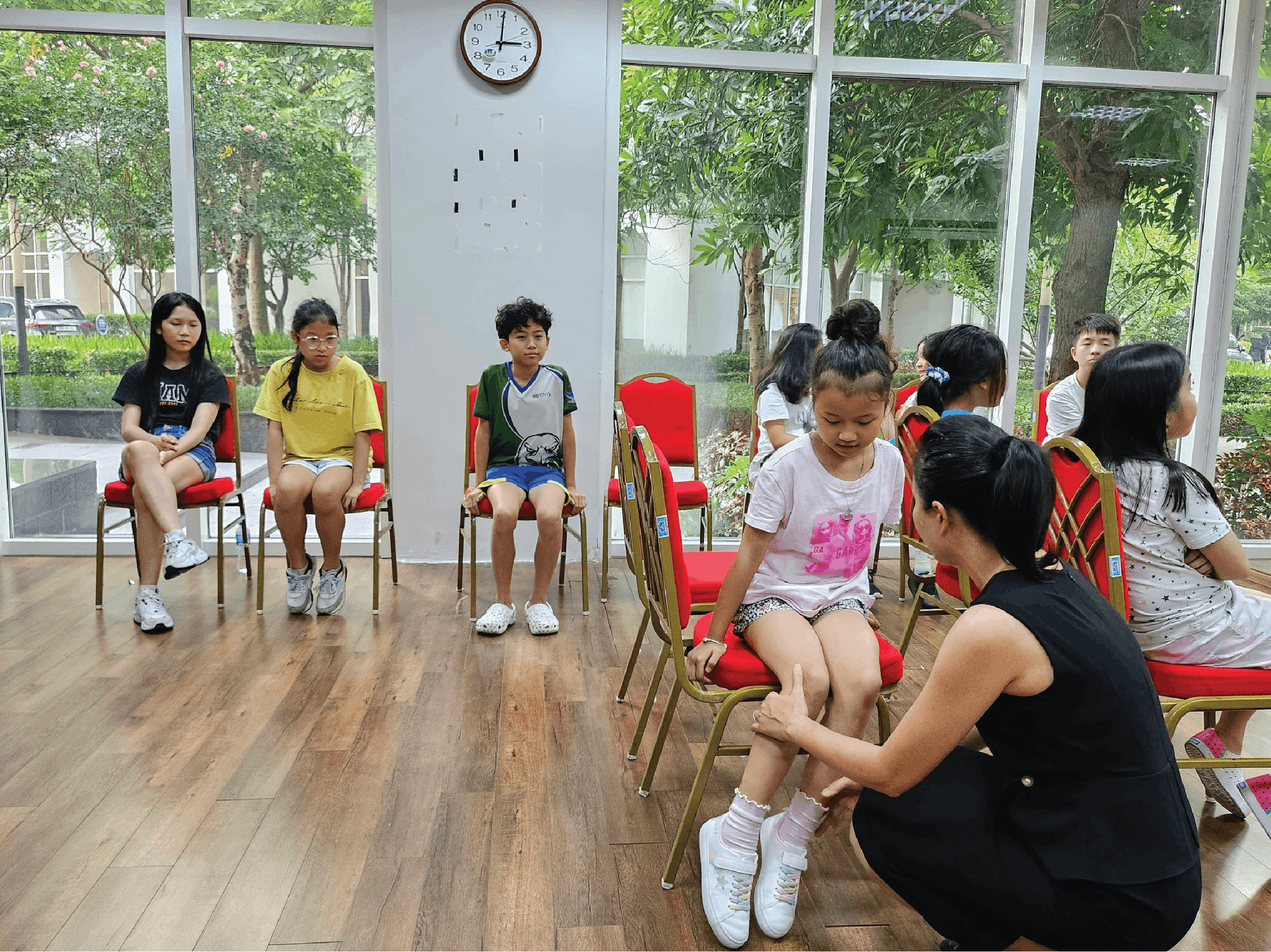 Giảng viên trực tiếp chỉnh tư thế ngồi cho học viên