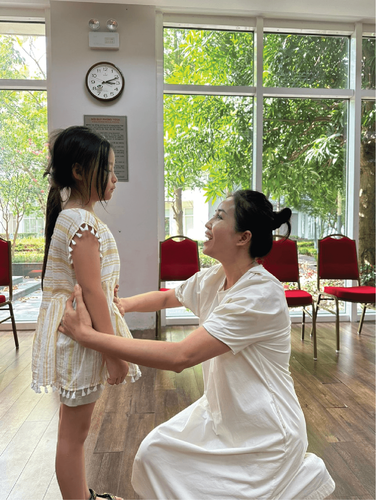 Giảng viên trực tiếp chỉnh dáng đứng cho trẻ