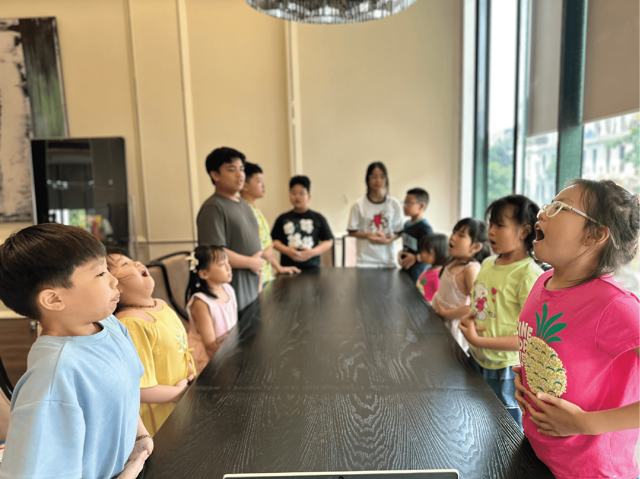 Lớp học cùng thực hành kỹ năng giao tiếp