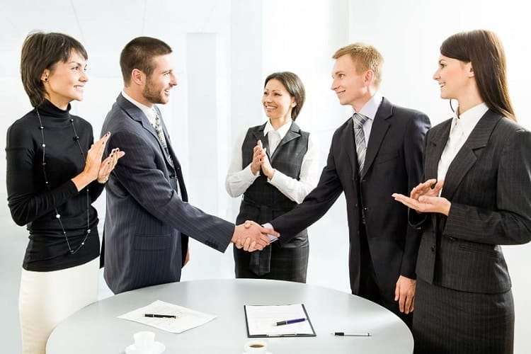 Nhóm doanh nhân thảo luận trong cuộc họp, mặc trang phục công sở, giao tiếp hiệu quả.