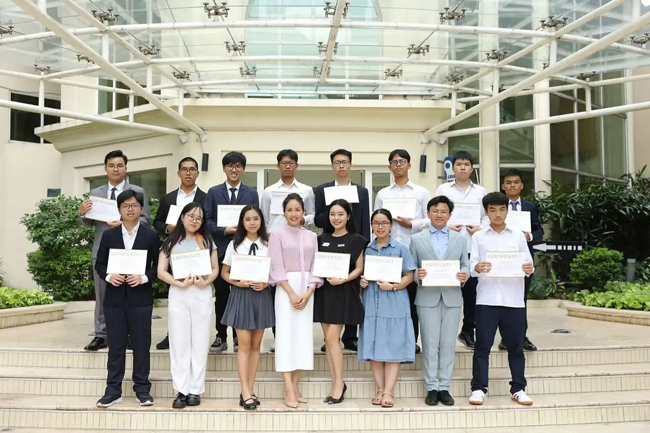 Ảnh các học sinh trường Đại học quốc gia Hà Nội vùa hoàn thành khóa học Nghi Thức Thanh Thiếu niên tại trường Nghi thức Xuất Sắc Việt Nam